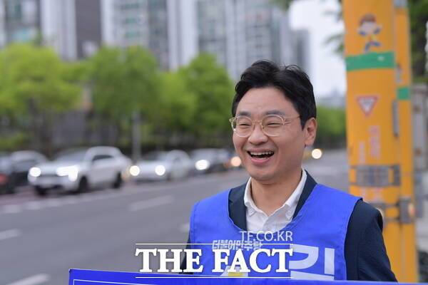 김신웅 더불어민주당 대전시의원 후보(서구 제5선거구, 둔산·1·2·3동)가 둔산동의 한 거리에서 선거운동을 하고 있다. /김신웅 후보