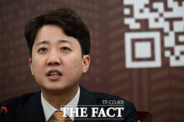 이준석 개혁신당 대표가 7일 사회관계망서비스(SNS)에 글을 올려 "6·3 지방선거를 한 달 앞둔 지금, 헌법이 선거의 도구가 되어버리면 안 된다"라고 했다. /남윤호 기자
