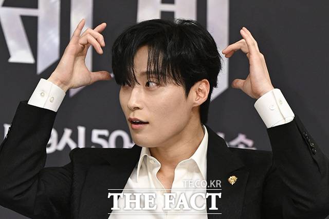 허남준이 놀란 표정을 짓고 있다.