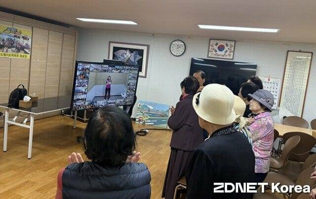 서울 관악 드림타운 아파트 스마트경로당에서 댄스 교실이 진행되고 있다. (사진=지디넷코리아)
