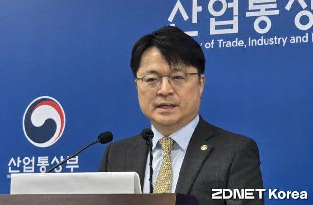 문신학 산업통상부 차관이 7일 5차 석유 최고가격 동결을 발표하고 있다.