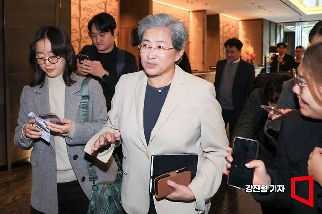 리사 수 AMD 최고경영자(CEO)가 19일 서울 종로구 포시즌스 호텔에서 김성훈 업스테이지 대표와 회동을 마친 뒤 취재진 질문에 답하고 있다. 2026.3.19 강진형 기자