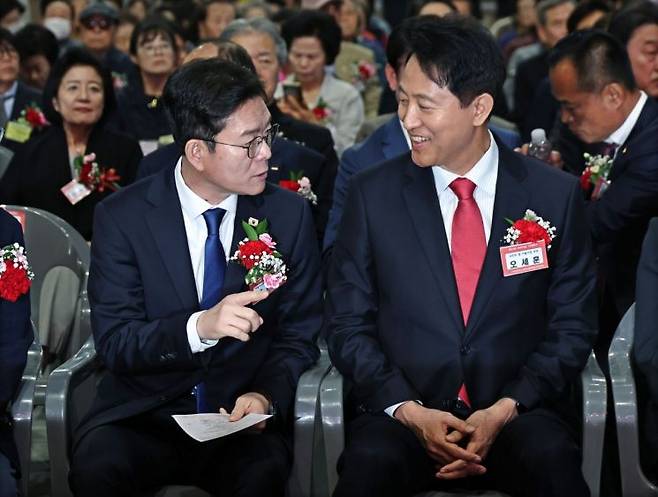 정원오 더불어민주당 서울시장 후보와 오세훈 국민의힘 서울시장 후보가 6일 서울 중구 장충체육관에서 열린 대한노인회 서울시연합회 제54회 어버이날 기념행사에서 대화하고 있다. 연합뉴스