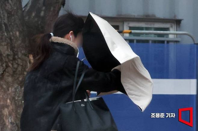 강풍을 동반한 비가 내리고 있는 5일 서울 종로구 광화문인근에서 우산을 쓴 직장인이 출근길을 서두르고 있다. 조용준 기자.