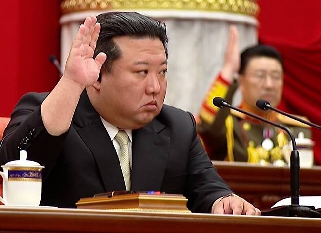북한 김정은 국무위원장 주재로 노동당 중앙위원회 제8기 제8차 전원회의 확대회의가 지난 16일부터 18일까지 당중앙위원회 본부에서 열렸다고 조선중앙TV가 19일 보도했다. /조선중앙TV 연합뉴스