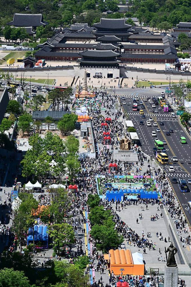 지난 5일 서울 종로구 광화문광장에서 열린 '2026 광화문 가족동행축제-렛츠플레이 광화문광장'에서 시민들이 레고 브릭 전시를 살펴보고 있다. 어린이날을 맞아 레고코리아가 서울시와 공동으로 마련한 이번 행사는 역대 최대 규모인 총 600만 개의 브릭을 투입해 광화문광장을 도심 속 거대한 레고 놀이터로 조성했다. /뉴시스