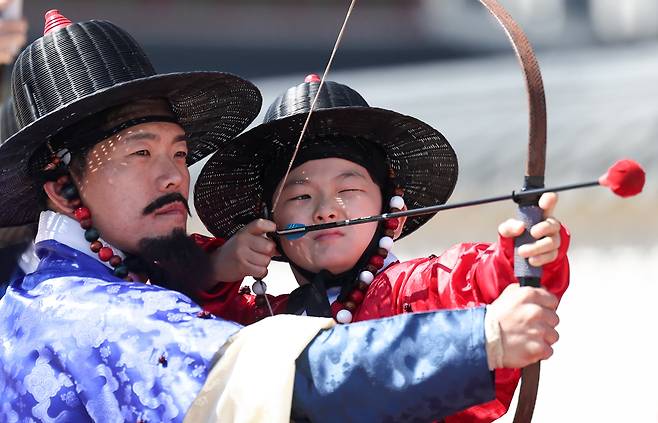 어린이날인 5일 서울 경복궁에서 열린 '조선시대 갑사(甲士) 선발 취재(取才) 체험'에 참여한 어린이들이 '궁술'을 체험하고 있다. 갑사 취재는 조선 전기 직업군인인 ‘갑사’를 선발하기 위해 실시된 군사 선발 시험이다. /뉴스1