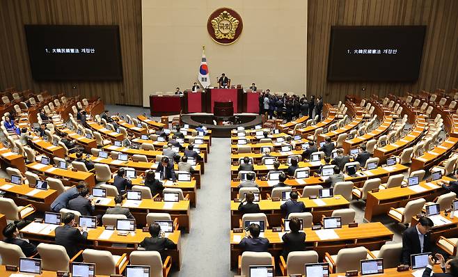 우원식 국회의장이 7일 국회에서 열린 5월 임시국회 제1차 본회의에서 대한민국헌법 개정안이 국민의힘 의원들의 표결 불참으로 의결정족수에 미달해 투표 불성립을 선언하고 있다. 연합뉴스