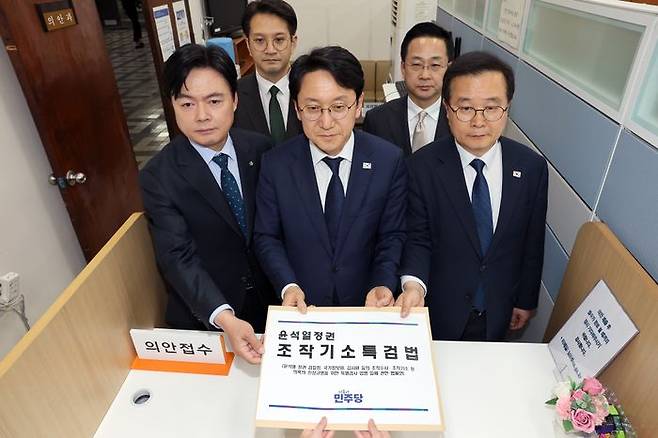 천준호 더불어민주당 원내대표 직무대행과 국정조사특위 위원들이 4월 30일 서울 여의도 국회 의안과에서 '윤석열 정치검찰 조작기소 진상규명 특검법'을 제출하고 있다.ⓒ 뉴시스