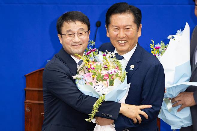 더불어민주당 원내대표로 선출된 한병도 의원과 정청래 대표가 6일 서울 여의도 국회에서 열린 원내대표 선출을 위한 의원총회에서 기념 촬영을 하고 있다. 2026.5.6 뉴스1