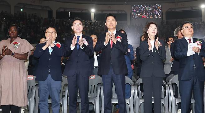 정원오 더불어민주당 서울시장 후보와 오세훈 국민의힘 서울시장 후보가 6일 서울 중구 장충체육관에서 열린 대한노인회 서울시연합회 제54회 어버이날 기념행사에서 나란히 손뼉을 치고 있다. 2026.5.6 뉴스1