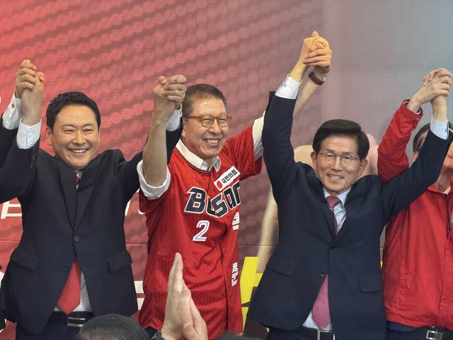 지난 5월 2일 오전 부산 서면의 한 빌딩에서 열린 박형준 국민의힘 부산시장 후보 선거 개소식에서 장동혁 당대표와 김문수 명예선거대책위원장 등 국민의힘 지도부가 총출동해 파이팅을 외치고 있다. [연합뉴스]