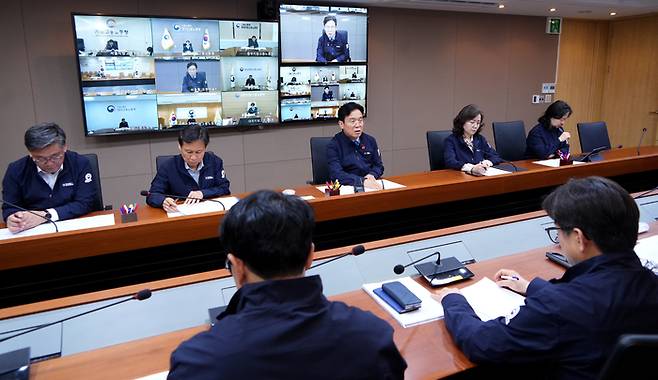 김영훈 고용노동부 장관은 7일 전국 기관장 회의를 주재하고 최근 삼성전자 파업 예고에 따른 주요 현안 사업장 노사관계 상황을 점검하고, 개정 노조법 2·3조(노란봉투법) 현장 안착방안에 대해 논의했다. 사진 출처 : 노동부