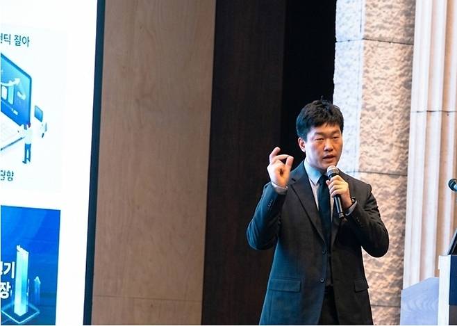 'AX & 하이퍼오토메이션 코리아 2026-Spring'에서 오토메이션애니웨어 이동언 이사가 발표하고 있다.