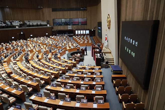 국민의힘 유상범 원내운영수석부대표가 7일 국회에서 열린 5월 임시국회 제1차 본회의에서 대한민국헌법 개정안 상정 뒤 의사진행 발언을 하고 있다. 연합뉴스