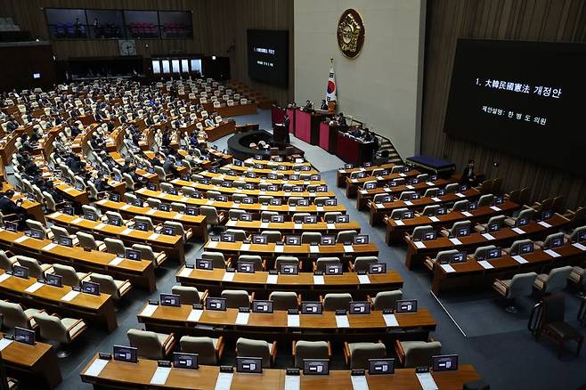 한병도 더불어민주당 원내대표가 7일 오후 서울 여의도 국회에서 열린 제435회국회(임시회) 제1차 본회의에서 대한민국헌법 개정안에 대한 제안설명을 하고 있다. 국민의힘은 개헌 반대를 당론으로 정하고 본회의장에 들어오지 않았다. 뉴시스