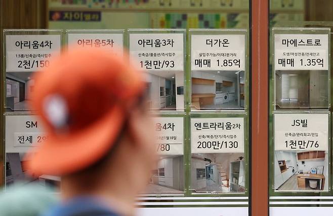 지난 4월 22일 서울 시내의 한 공인중개사무소에 오피스텔 매물 안내문이 게시돼 있다. 뉴시스