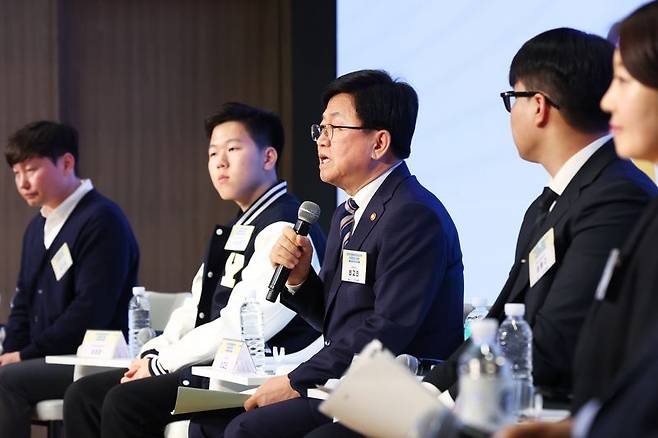 최교진 교육부 장관(왼쪽 세번째)이 7일 오후 서울 영등포구 TP타워에서 열린 '안전한 현장체험학습을 위한 교육공동체 간담회'에서 발언하고 있다. 연합뉴스