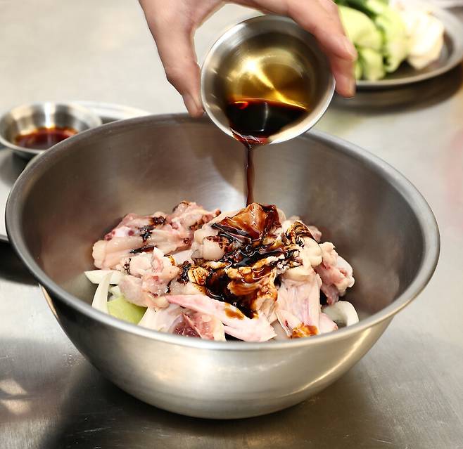 조광효 셰프가 만든 삼계탕 전골을 만들고 있다. 박미향 선임기자