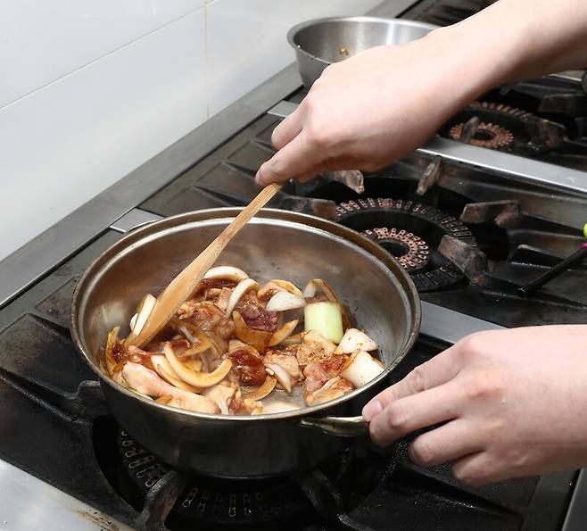 조광효 셰프가 만든 삼계탕 전골을 만들고 있다. 박미향 선임기자