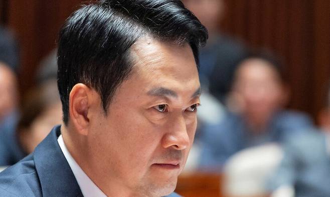 국민의힘 장동혁 대표가 6일 국회에서 열린 의원총회에서 윤상현 의원의 조작기소 특별검사 추진 규탄 발언을 듣고 있다. 연합뉴스