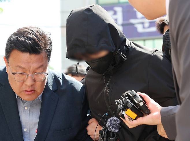일면식이 없는 고등학생을 살해한 장아무개씨가 7일 오전 구속 전 피의자 심문(영장실질심사)을 받기 위해 광주지법에 출석하고 있다. 연합뉴스