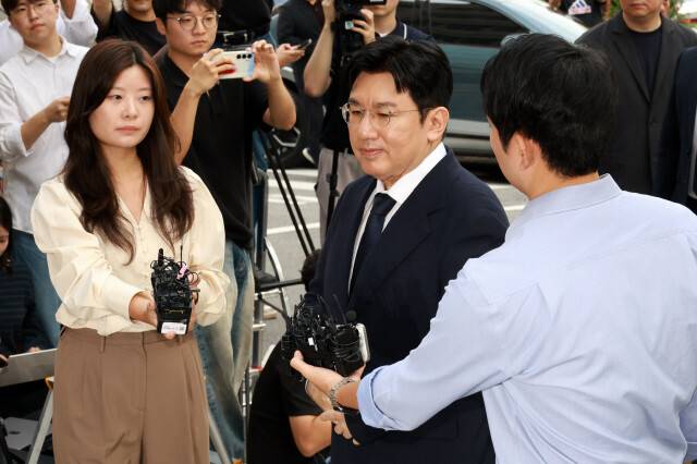 방시혁 하이브 의장이 지난해 9월15일 오전 서울 마포구 서울경찰청 광역수대에 사기적 부정 거래 의혹과 관련해 피의자 신분으로 출석하고 있다. 정용일 선임기자 yongil@hani.co.kr
