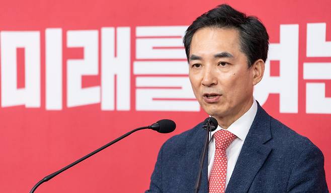 6·3 보궐선거 부산 북구 갑 선거구에 국민의힘 공천이 확정된 박민식 전 국가보훈부 장관이 5일 서울 여의도 중앙당사에서 열린 기자회견에서 취재진 질문에 답하고 있다. 연합뉴스