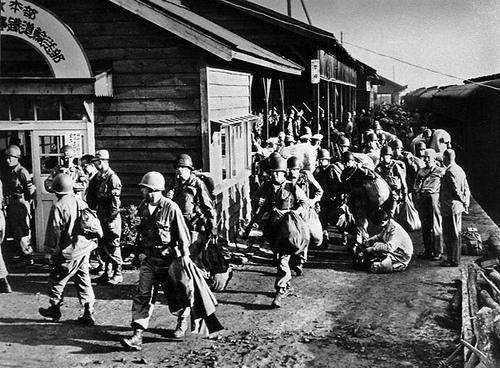 1950년 7월 미 육군 파병 병력의 선발대인 스미스 특수임무부대(24사단 21연대 1대대)가 한반도에 도착해 이동하고 있다. 위키미디어 커먼즈