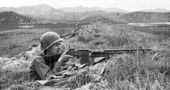 1950년 7월 미 24사단 19연대 소속 병사가 대평리(현재 세종)의 금강 둑에서 브라우닝 자동소총을 들고 경계 근무를 하고 있다. 미 육군 제공