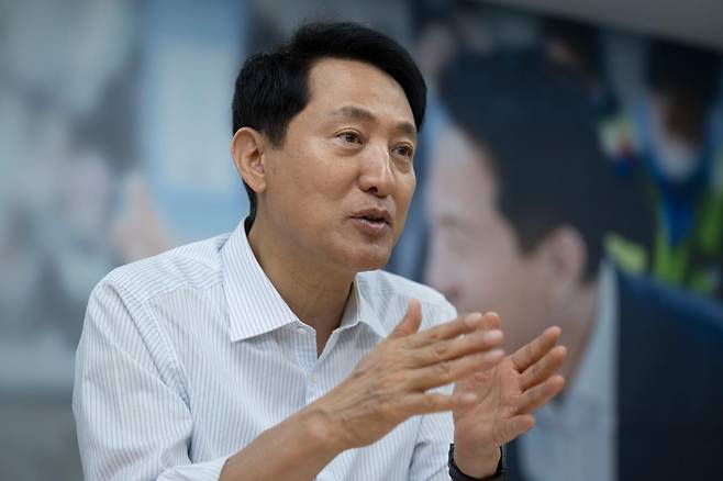 오세훈 국민의힘 서울시장 후보가 5일 서울 종로구 선거 사무실에서 본보와 인터뷰하고 있다. 강예진 기자
