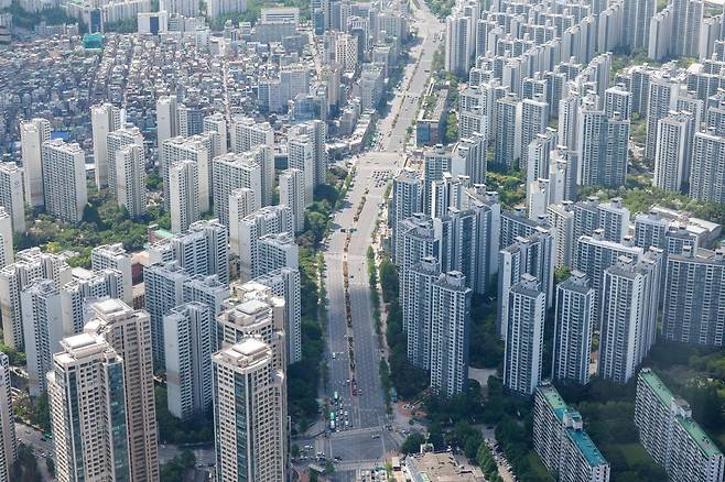 4일 서울 송파구 롯데월드타워 서울스카이에서 바라본 도심 아파트 단지. 뉴스1
