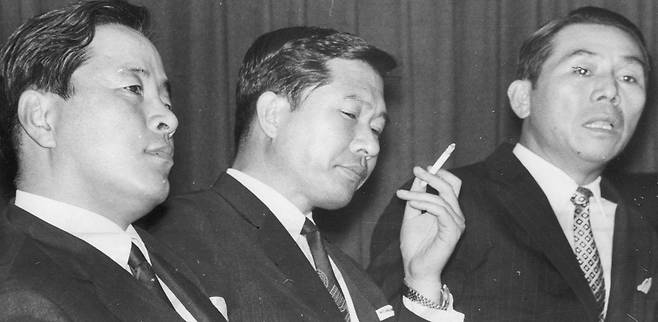 1971년 대선에서 젊은 세대가 야당 후보로 나서서 정권 교체와 당의 체질 개혁을 동시에 이룩해야 한다는 '40대 기수론'을 제시한 김영삼(왼쪽부터) 김대중 이철승 신민당 의원. 한국일보 자료사진