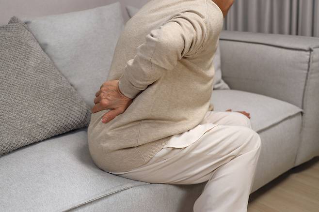 허리 통증이 지속되면 단순 근육통이나 허리디스크가 아닐 수 있어 진료를 통해 정확한 진단을 받아야 한다.​/사진= 클립아트코리아