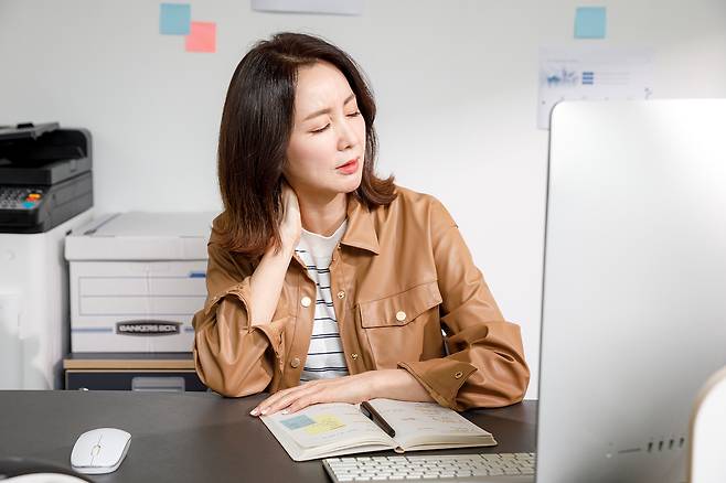 하루 대부분을 실내에서 보내면 햇빛 노출이 부족해질 수 있다. 햇빛은 비타민D 생성에 중요한 역할을 하는데, 비타민D는 면역 기능 조절에 꼭 필요한 영양소다./사진=클립아트코리아