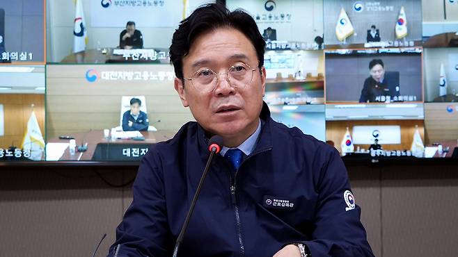 노사관계 현안 점검을 위한 전국 기관장 회의에서 발언하는 김영훈 고용노동부 장관 [연합뉴스/고용노동부 제공]