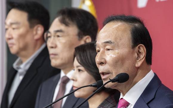 국민의힘 박덕흠 중앙당 공천관리위원장이 5일 서울 여의도 국민의힘 중앙당사에서 6ㆍ3 재보선 부산 북구 갑 공천 결과를 발표한 뒤 취재진 질문에 답하고 있다. [사진=연합뉴스]