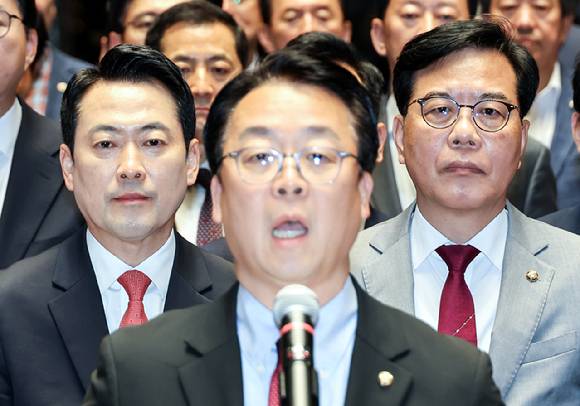 국민의힘 곽규택 수석대변인이 7일 국회에서 열린 의원총회에서 장동혁 대표(왼쪽)와 송언석 원내대표(오른쪽)를 비롯한 의원들을 대표해 개헌과 관련한 성명서를 낭독하고 있다. 2026.5.7 [사진=연합뉴스]