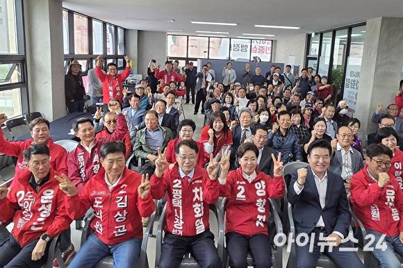 7일 열린 차화열 평택시장 후보 선거캠프 개소식에서 차 후보가 지지자들과 기념촬영을 하고 있다 [사진=임정규 기자]