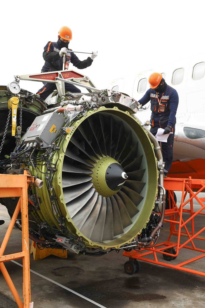 제주항공 정비 인력들이 B737-800 항공기 엔진 점검을 진행하고 있다. 최근 항공업계에서는 정비 비용과 부품 수급 부담이 커지면서 기재 운영 효율 관리 중요성이 더욱 커지고 있다. (제주항공 제공)