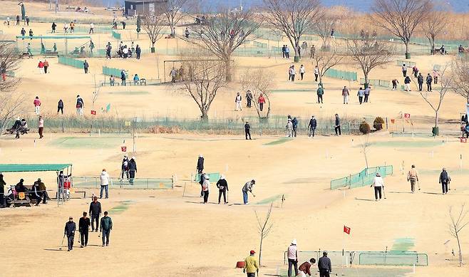 스포츠 산업으로 자리매김한 파크골프. 올바르게 성장하기 위한 과제도 많다. 사진은 부산 대저생태공원의 파크골프장. [뉴스1]