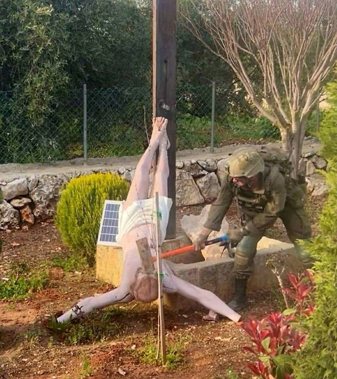 레바논 데벨 마을에서 이스라엘 병사가 예수상을 훼손하는 모습이 찍힌 사진이 지난달 19일 소셜미디어로 확산됐다. 로이터=연합뉴스