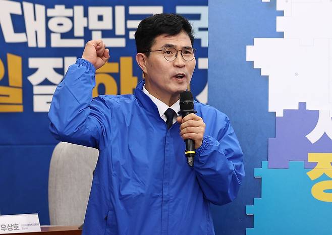 이원택 더불어민주당 전북도지사 후보가 서울 여의도 국회에서 열린 6·3 지방선거 광역단체장 후보 연석회의에서 각오를 밝히고 있다. 뉴스1