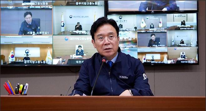 김영훈 고용노동부 장관이 7일 정부서울청사에서 진행한 '노사관계 현안 점검을 위한 전국 기관장 회의'에서 발언하고 있다. 고용노동부 제공