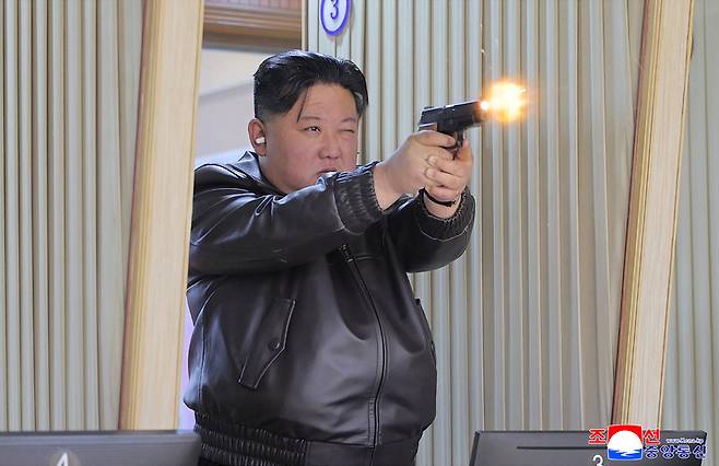 ▲ 김정은 북한 국무위원장이 실내사격장에서 권총 사격을 하고 있는 모습. [평양 조선중앙통신=연합뉴스]