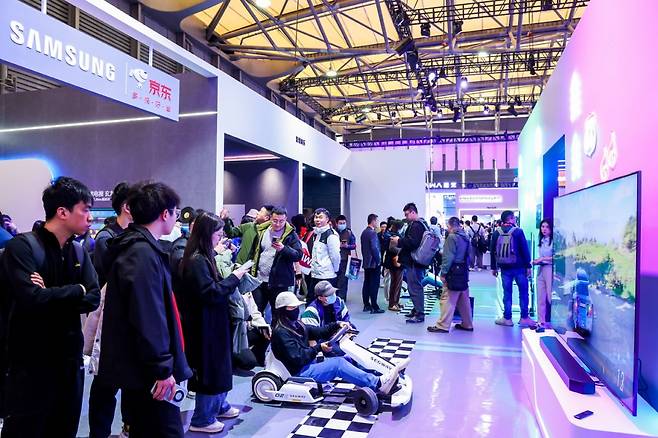 AWE 2024가 열리고 있는 중국 상하이 삼성전자 전시관에서 관람객들이 다양한 제품과 솔루션들을 체험하고 있다. 사진=삼성전자