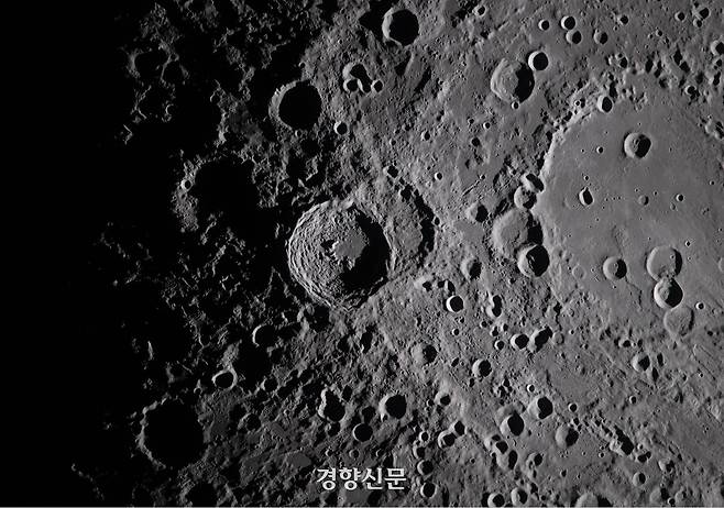 헤르츠스프룽 분지 가장자리에 있는 바빌로프 분화구의 근접 사진. NASA 제공