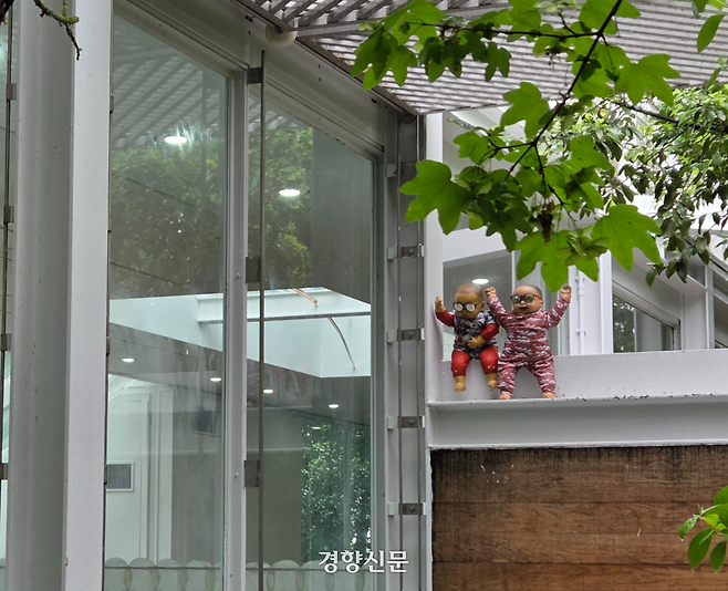 제61회 베니스비엔날레 한국관 외부에 일본관의 전시 소재인 아기 인형이 나란히 놓여있다. 베네치아 | 윤승민 기자