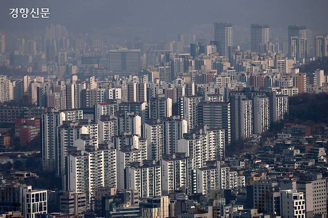 지난 3월17일 서울 남산에서 보이는 아파트 밀집 지역. 김창길 기자