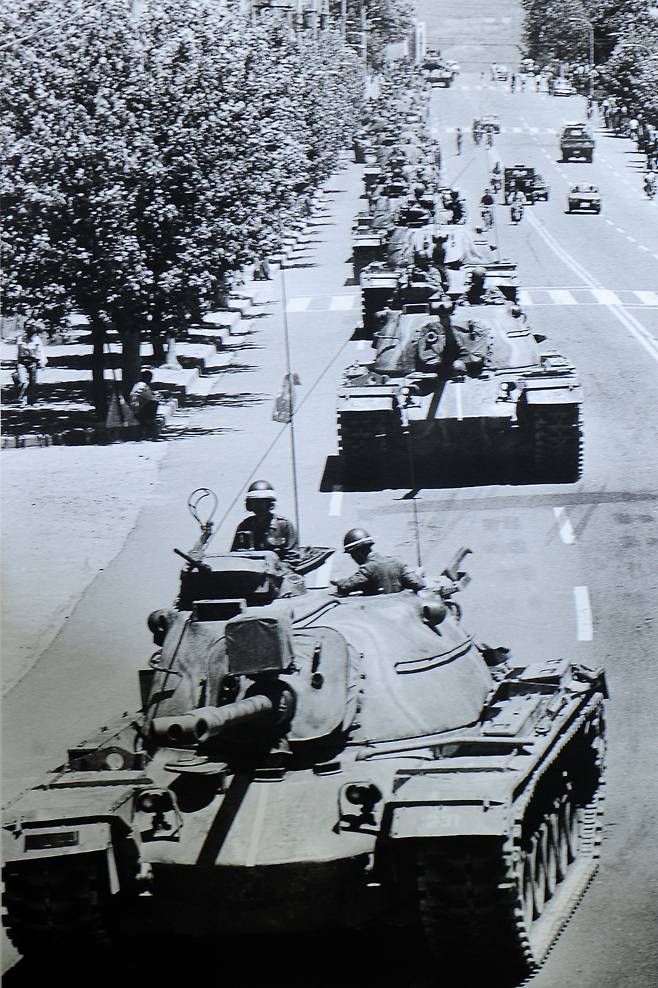 1980년 5월27일 전남도청을 진압한 계엄군이 탱크를 앞세워 광주시내로 진입하고 있다. 경향신문 자료사진